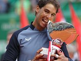 Rafael Nadal s trofejí pro vítěze turnaje Masters v Monte Carlu.