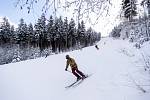 Lyžaři sjíždějí sjezdovku v krkonošském skiareálu Špindlerův Mlýn 11. prosince 2021
