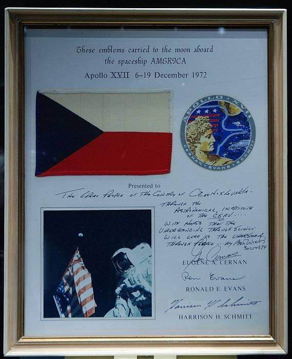 Velitel mise Eugene Cernan měl československé kořeny, při cestě na Měsíc tak s sebou z úcty vzal i československou vlajku