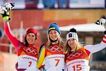 Nejúspěšnější slalomářky - zleva Švýcarka Wendy Holdener, vítězná Švédka Frida Hansdotter a Katharina Gallhuber z Rakouska.