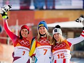 Nejúspěšnější slalomářky - zleva Švýcarka Wendy Holdener, vítězná Švédka Frida Hansdotter a Katharina Gallhuber z Rakouska.