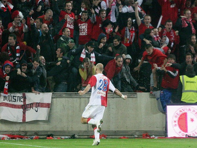 Martin Latka ze Slavie se raduje z gólu proti Spartě.