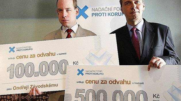 Na tiskové konferenci 23. března v Praze byl představen novinářům Nadační fond proti korupci. Na snímku zleva ocenění Ondřej Závodský a Libor Michálek.