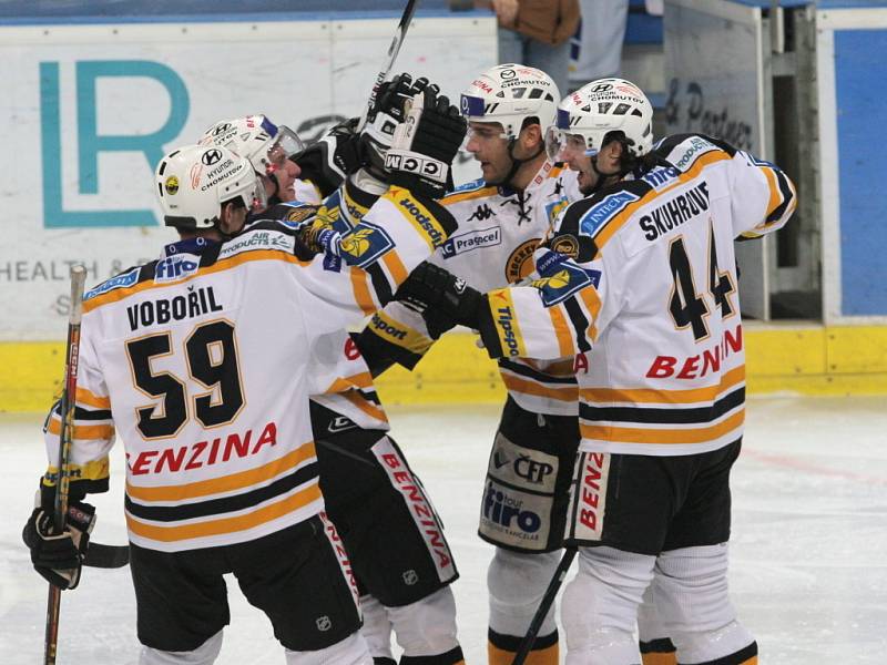 Hokejová extraliga v pátek pokračovala pěti zápasy 34. kola. Vítkovice x Litvínov 2:5, Zlín x Kladno 4:6; Sparta x Pardubice 5:1; Č. Budějovice x Třinec 0:4; Plzeň x Slavia 5:4.