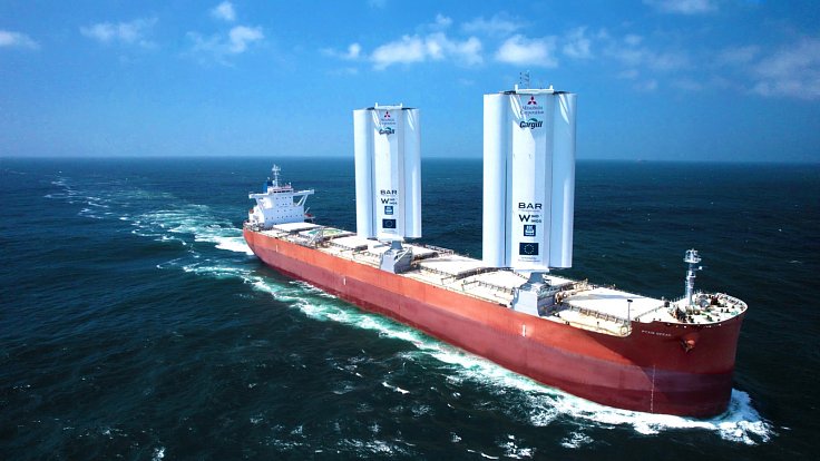 Nákladní loď Pyxis Ocean s dvěma ocelovými plachtami WindWings.