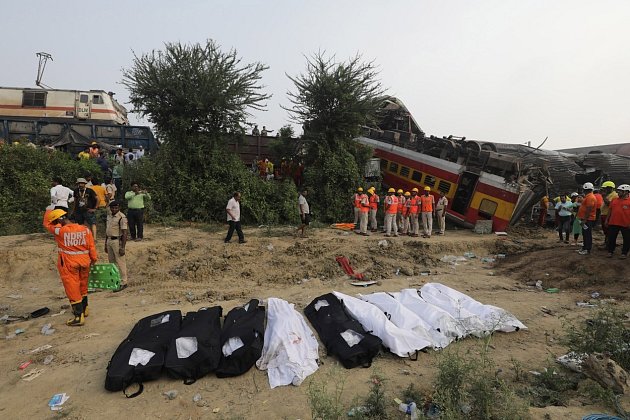U železniční stanice ve vesnici Bahanaga vykolejil osobní expres. Při havárii zemřelo nejméně 288 lidí a dalších 900 utrpělo zranění. Jde o nejhorší železniční nehodu v Indii v tomto století.
