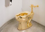 Zlatý záchod Maurizia Cattelana nazvaný "America".