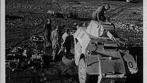 Italové opravují během bojů ve východní Africe svůj obrněný vůz Autoblindo Fiat-Ansaldo, rok 1941