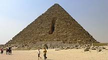 Menkaureova pyramida v Gíze na první pohled zaujme poškozením na severní stěně