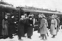 Lev Trockij a Lev Kameněv přijíždějí do Brestu Litevského