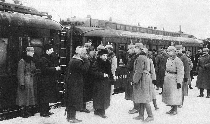Lev Trockij a Lev Kameněv přijíždějí do Brestu Litevského