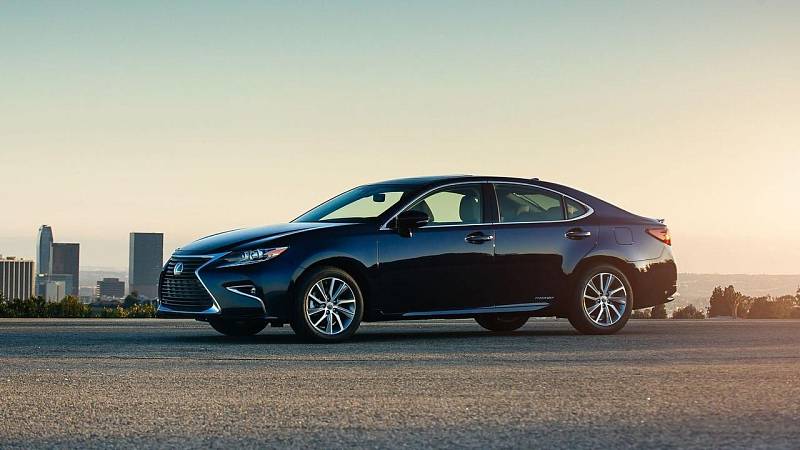 Lexus ES.