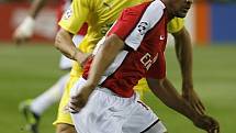Theo Walcott z Arsenalu bojuje o míč se Se­bastian Eguren z Villarealu.