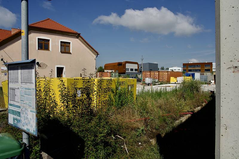 Obec Lužice na Hodonínsku rok po tornádu. Obnova pokračuje.
