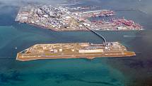 Mezinárodní letiště Kansai v Japonsku se nachází na uměle vytvořeném ostrově.