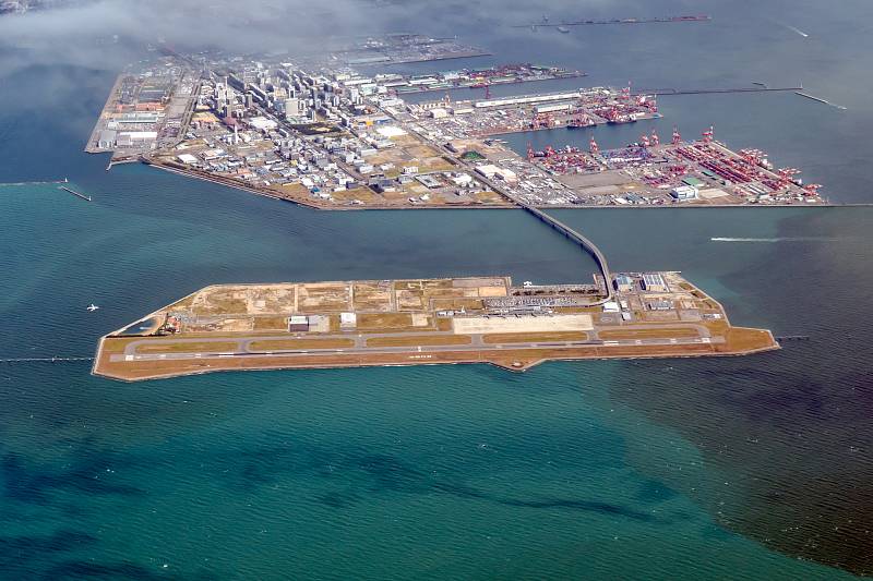 Mezinárodní letiště Kansai v Japonsku se nachází na uměle vytvořeném ostrově.