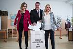 Maroš Šefčovič s rodinou odevzdal svůj hlas ve druhém kole prezidentských voleb na Slovensku