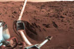 Jeden ze snímků, které pořídil přistávací modul Viking 1 na povrchu Marsu. Tento modul měl jako první v sobě zabudovanou minilaboratoř a sesbíral vzorky marsovské půdy.