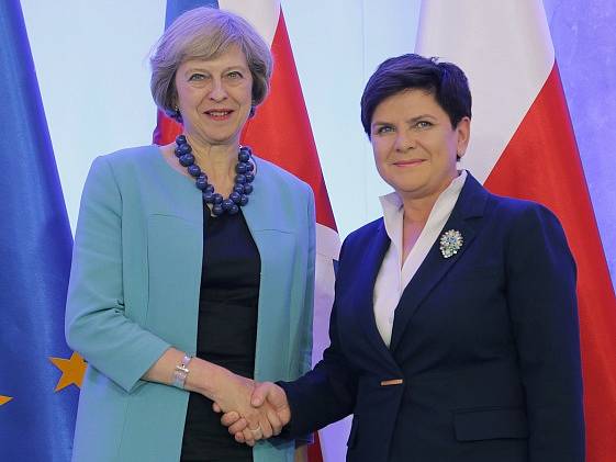 Britská premiérka Theresa Mayová na jednání s polskou premiérkou Beatou Szydlovou ve Varšavě. 