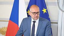 Bek sice výrazně pomohl k úspěšnému předsednictví České republiky v Radě EU, ale na veřejnosti nebyl příliš vidět