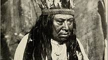 Kajuský stopař, v oděvu zdobeném skalpy příslušníků znepřáteleného kmene Modoků
