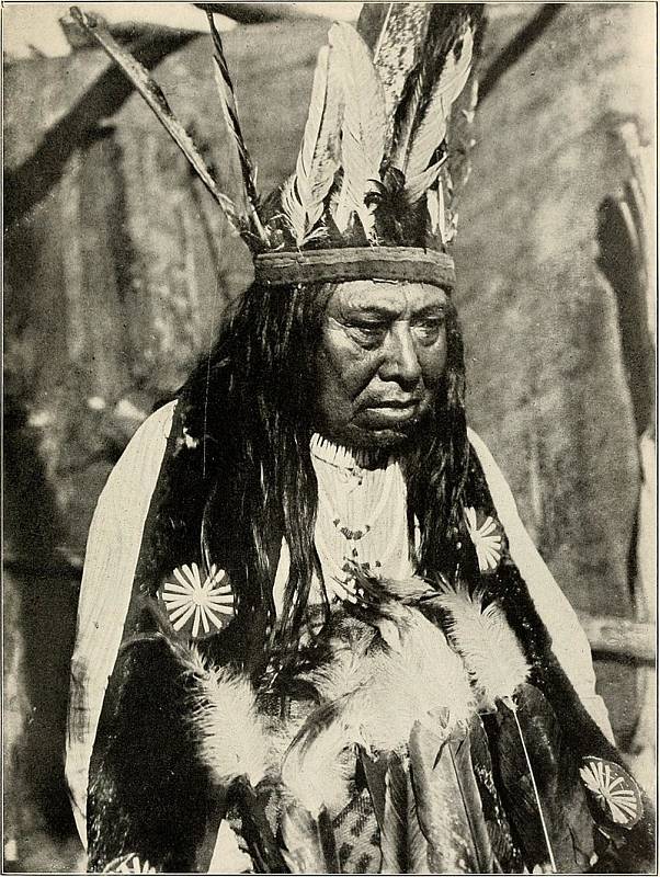 Kajuský stopař, v oděvu zdobeném skalpy příslušníků znepřáteleného kmene Modoků