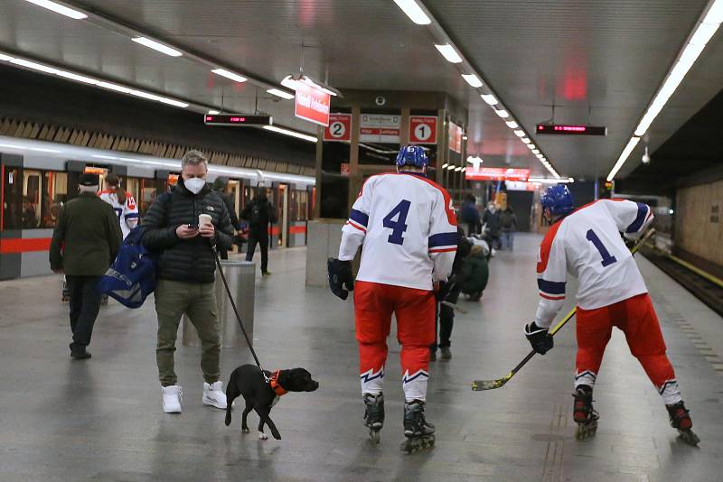 Po pražském metru se proháněli olympionici.