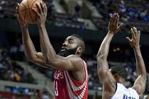 James Harden (v červeném) byl v duelu proti Detroitu k nezastavení.