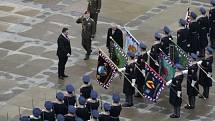 Nový prezident Miloš Zeman absolvoval 8. března po složení slibu vojenskou přehlídku na třetím nádvoří Pražského hradu.