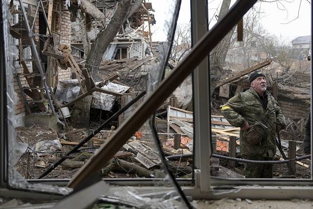 Následky raketového útoku na ukrajinskou vesnici Gorenka u Kyjeva.