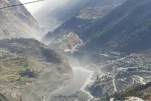 Ohromná masa vody, vyvolaná pádem ledovce do přehrady, zdevastovala údolí řeky Dhauliganga, smetla silnice a mosty.