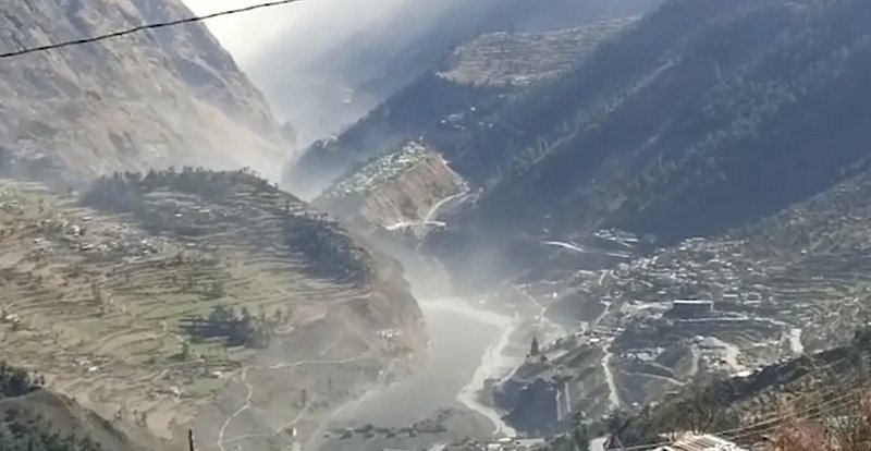 Ohromná masa vody, vyvolaná pádem ledovce do přehrady, zdevastovala údolí řeky Dhauliganga, smetla silnice a mosty.