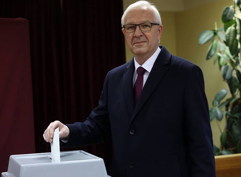 Prezidentské volby - Jiří Drahoš s manželkou v Lysolajích.