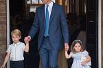 Princ William, vévoda z Cambridge, vede na slavnost prince George a princeznu Charlottu.