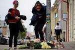 Lidé vzpomínají na oběti útoku v centru Bratislavy