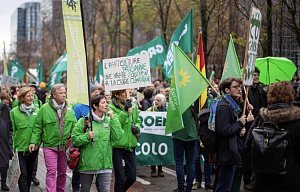 V Bruselu pochodovaly za boj proti klimatickým změnám desetitisíce lidí