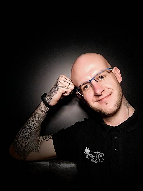 Plzeňský tatér Jakub Oubrecht a jeho práce. Na snímcích je vidět stav před tetováním a po něm.
