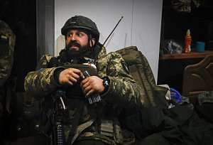 Důstojník ukrajinské armády v úkrytu v Soledaru během bojů, 8. ledna 2023