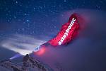 Hora Matterhorn v alpském letovisku Zermatt je 26. března 2020 osvětlena švýcarským světelným umělcem Gerrym Hofstetterem, jehož cílem je posílat zprávy o naději, podpoře a solidaritě těm, kteří trpí koronavirem.