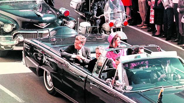 Prezident Kennedy se usmívá na dav lemující 22. listopadu 1963 ulici v Dallasu, na níž padly smrtící výstřely.