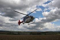 Záchranářský vrtulník přistává u místa nehody v Morkovicích-Slížanech na Kroměřížsku, kde se srazil linkový autobus s nákladním autem.