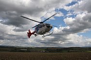 Záchranářský vrtulník přistává u místa nehody v Morkovicích-Slížanech na Kroměřížsku, kde se srazil linkový autobus s nákladním autem.