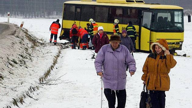 Hasiči i policisté vyjížděli ve čtvrtek 19. ledna 2012 k nehodě autobusu, jenž se stala v obci Zábělá u Plzně. Plně naložený autobus s 38 cestujícími havaroval na silnici ve směru od Plzně na Chrást. Pět pasažérů bylo lehce zraněno.