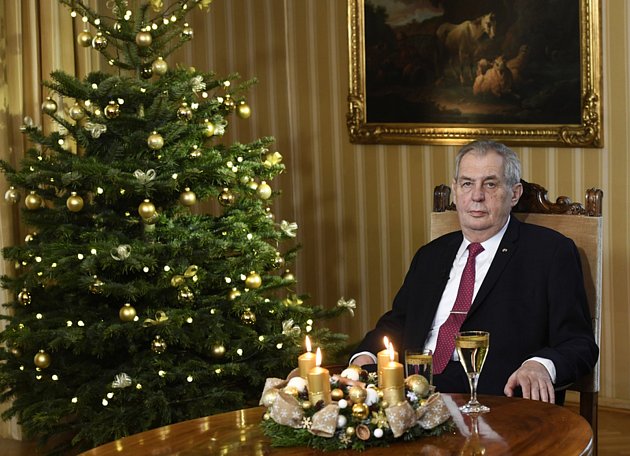Prezident Miloš Zeman se 26. prosince 2019 na zámku v Lánech na Kladensku připravuje natáčení vánočního poselství.