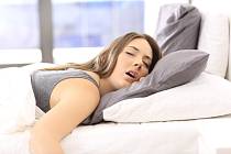 Otevřená ústa při spánku mohou signalizovat závažná onemocnění