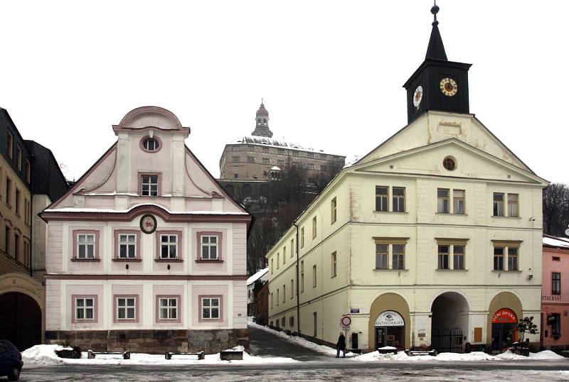 Pohled na zámek přes domy na Masarykově náměstí.