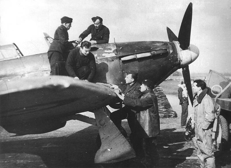 Josef Bryks s britským letištním personálem u stíhačky Hawker Hurricane