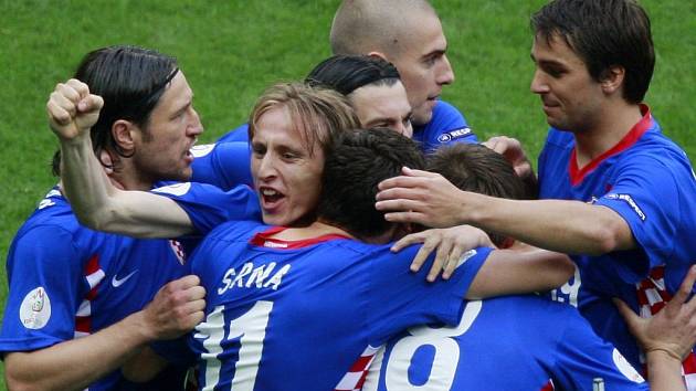 Chorvaté se radují z vedení 1:0. Na snímku druhý zleva vykukuje střelec penalty Luka Modrič.
