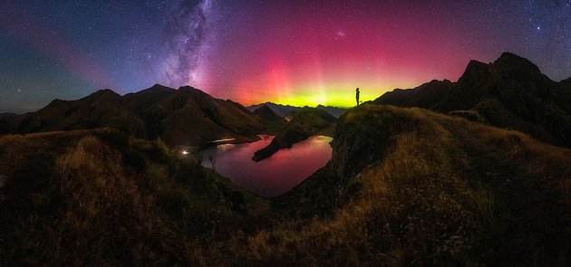 Porotu zaujala i fotografie polární záře pořízená v Moke Lake na Novém Zélandu. Autorem je Jordan McInally.