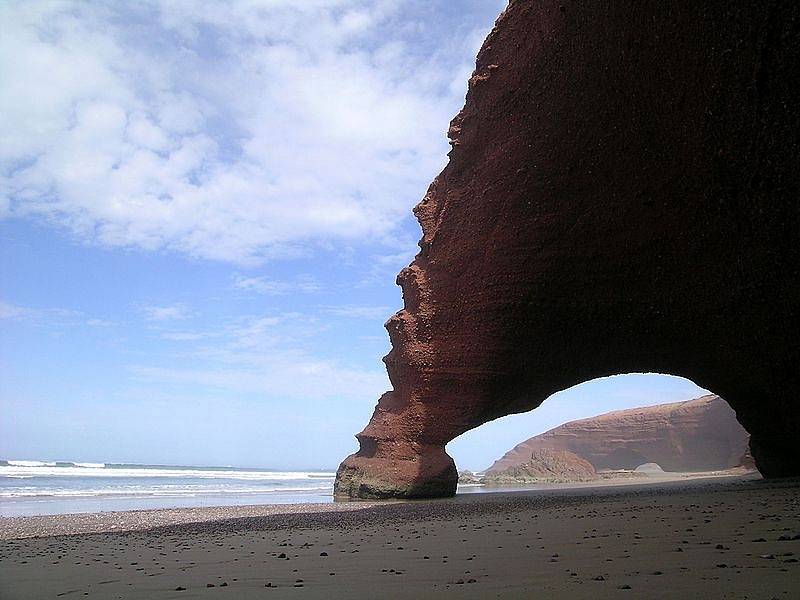 Marockou pláž Legzira proslavily mimo jiné dva oblouky. Jeden z nich se zřítil, druhý stojí dosud.